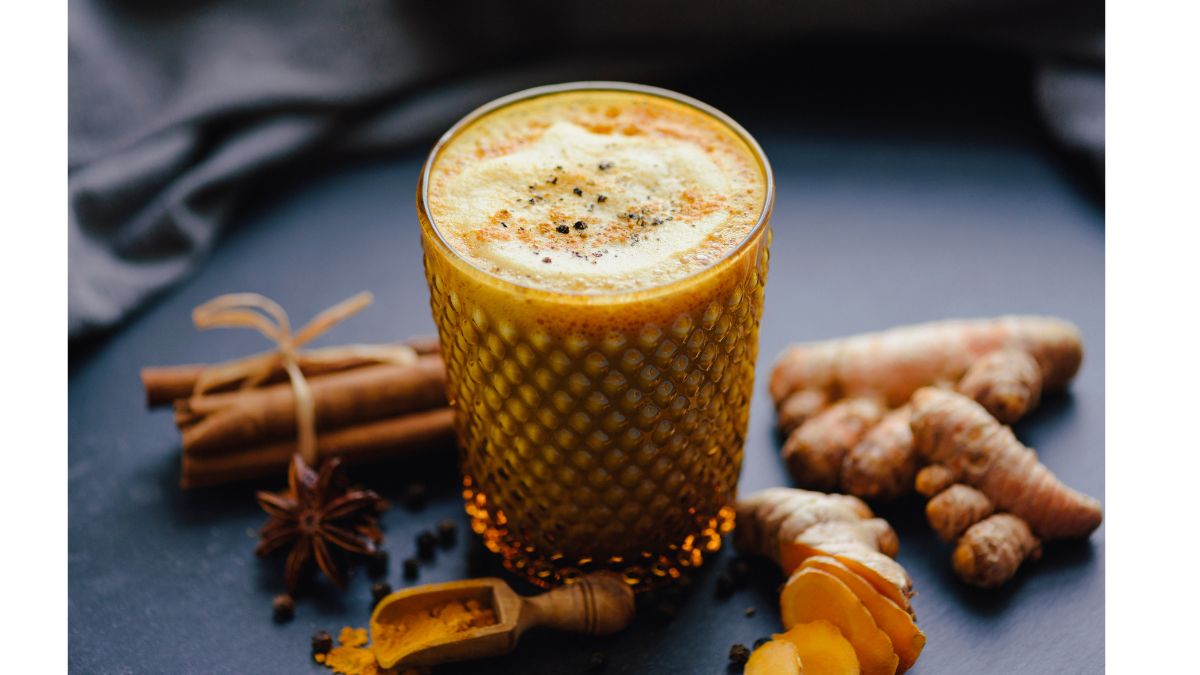 5 Healthy Drinks To Sip Before Going To Bed For Better Sleep